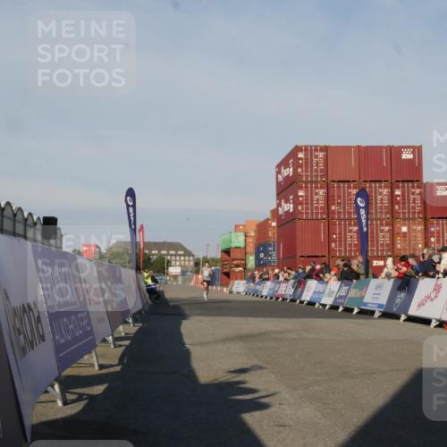 03.10.2025 - Köhlbrandbrückenlauf Matties Gatica Varas http://msf.ph/oto/9163742 03.10.2025 09:45:37 Ziel 3782 meine-sportfotos.de