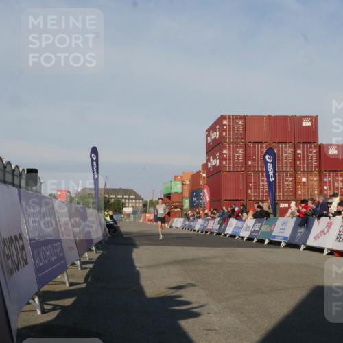 03.10.2025 - Köhlbrandbrückenlauf Matties Gatica Varas http://msf.ph/oto/9163751 03.10.2025 09:45:40 Ziel 3782 meine-sportfotos.de