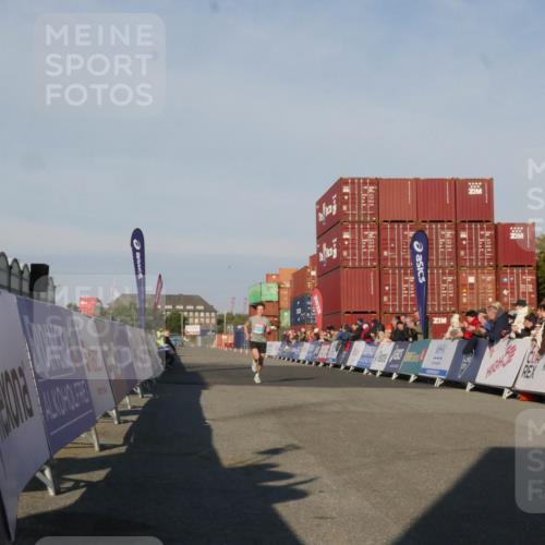 03.10.2025 - Köhlbrandbrückenlauf Matties Gatica Varas http://msf.ph/oto/9163754 03.10.2025 09:45:41 Ziel 3782 meine-sportfotos.de
