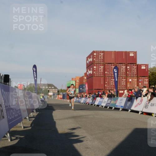 03.10.2025 - Köhlbrandbrückenlauf Matties Gatica Varas http://msf.ph/oto/9163756 03.10.2025 09:45:41 Ziel 3782 meine-sportfotos.de