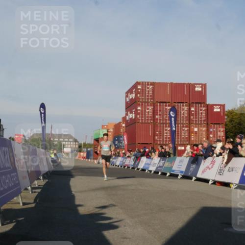 03.10.2025 - Köhlbrandbrückenlauf Matties Gatica Varas http://msf.ph/oto/9163758 03.10.2025 09:45:42 Ziel 3782 meine-sportfotos.de