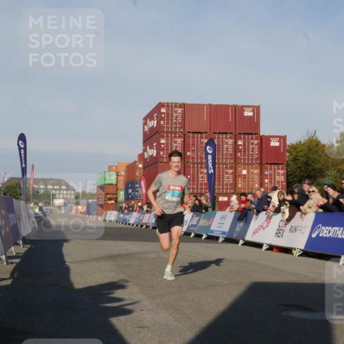 03.10.2025 - Köhlbrandbrückenlauf Matties Gatica Varas http://msf.ph/oto/9163765 03.10.2025 09:45:44 Ziel 3782 meine-sportfotos.de