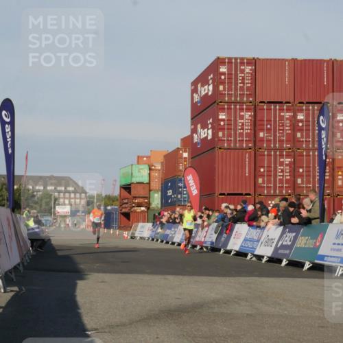 03.10.2025 - Köhlbrandbrückenlauf Matties Gatica Varas http://msf.ph/oto/9163771 03.10.2025 09:46:29 Ziel 3714, 3807 meine-sportfotos.de