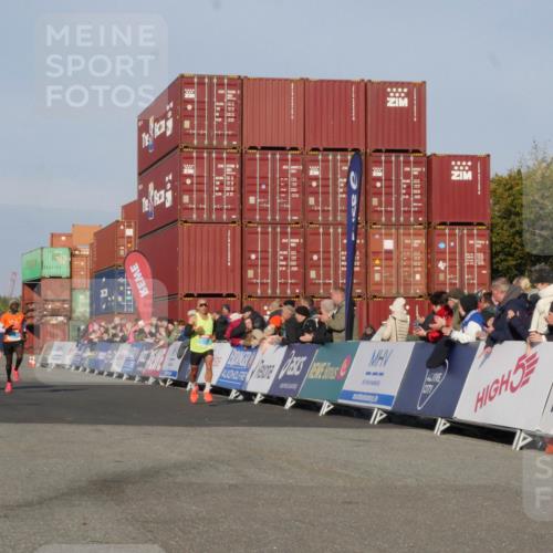 03.10.2025 - Köhlbrandbrückenlauf Matties Gatica Varas http://msf.ph/oto/9163776 03.10.2025 09:46:31 Ziel 3714, 3807 meine-sportfotos.de