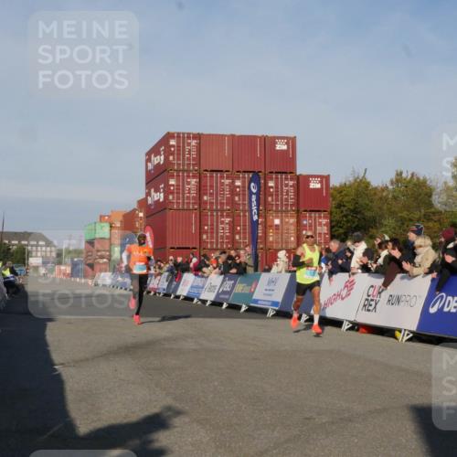 03.10.2025 - Köhlbrandbrückenlauf Matties Gatica Varas http://msf.ph/oto/9163786 03.10.2025 09:46:34 Ziel 3714, 3807 meine-sportfotos.de