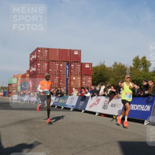 03.10.2025 - Köhlbrandbrückenlauf Matties Gatica Varas http://msf.ph/oto/9163790 03.10.2025 09:46:35 Ziel 3714, 3807 meine-sportfotos.de