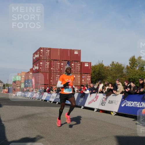 03.10.2025 - Köhlbrandbrückenlauf Matties Gatica Varas http://msf.ph/oto/9163791 03.10.2025 09:46:35 Ziel 3714, 3807 meine-sportfotos.de