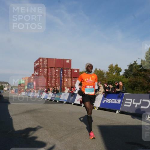 03.10.2025 - Köhlbrandbrückenlauf Matties Gatica Varas http://msf.ph/oto/9163793 03.10.2025 09:46:35 Ziel 3714, 3807 meine-sportfotos.de