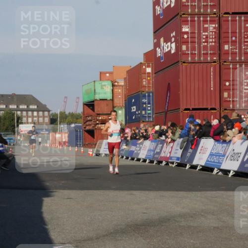 03.10.2025 - Köhlbrandbrückenlauf Matties Gatica Varas http://msf.ph/oto/9163811 03.10.2025 09:46:52 Ziel 1013 meine-sportfotos.de