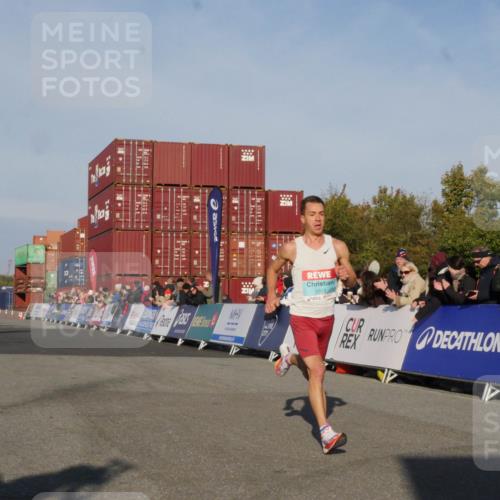03.10.2025 - Köhlbrandbrückenlauf Matties Gatica Varas http://msf.ph/oto/9163822 03.10.2025 09:46:56 Ziel 1013, 3760 meine-sportfotos.de