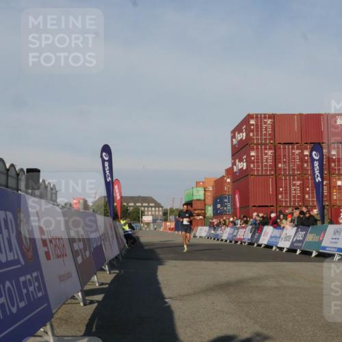 03.10.2025 - Köhlbrandbrückenlauf Matties Gatica Varas http://msf.ph/oto/9163824 03.10.2025 09:47:00 Ziel 3760 meine-sportfotos.de