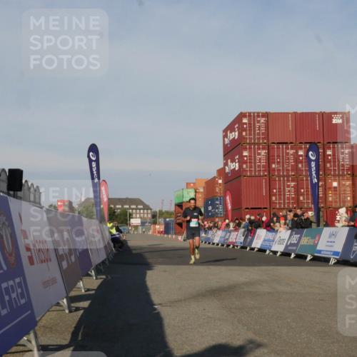 03.10.2025 - Köhlbrandbrückenlauf Matties Gatica Varas http://msf.ph/oto/9163829 03.10.2025 09:47:01 Ziel 3760 meine-sportfotos.de