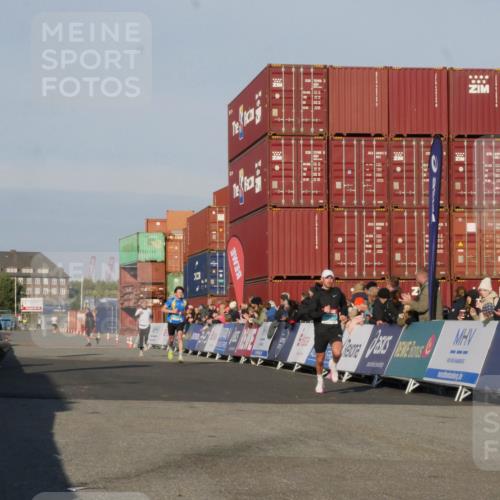 03.10.2025 - Köhlbrandbrückenlauf Matties Gatica Varas http://msf.ph/oto/9163864 03.10.2025 09:47:47 Ziel 1062, 3304, 3336 meine-sportfotos.de