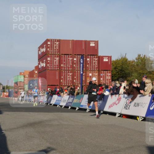 03.10.2025 - Köhlbrandbrückenlauf Matties Gatica Varas http://msf.ph/oto/9163870 03.10.2025 09:47:49 Ziel 1062, 3304, 3336 meine-sportfotos.de