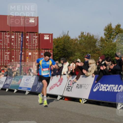 03.10.2025 - Köhlbrandbrückenlauf Matties Gatica Varas http://msf.ph/oto/9163885 03.10.2025 09:47:52 Ziel 1062, 3304, 3336 meine-sportfotos.de