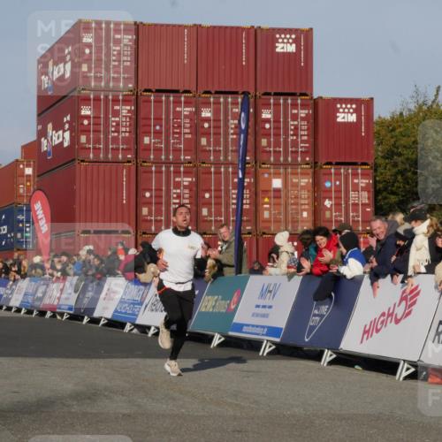 03.10.2025 - Köhlbrandbrückenlauf Matties Gatica Varas http://msf.ph/oto/9163892 03.10.2025 09:47:54 Ziel 3304, 3336 meine-sportfotos.de