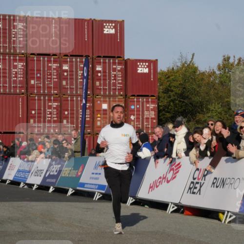 03.10.2025 - Köhlbrandbrückenlauf Matties Gatica Varas http://msf.ph/oto/9163897 03.10.2025 09:47:55 Ziel 3304, 3336 meine-sportfotos.de