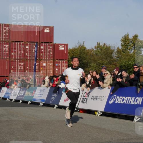 03.10.2025 - Köhlbrandbrückenlauf Matties Gatica Varas http://msf.ph/oto/9163899 03.10.2025 09:47:55 Ziel 3304, 3336 meine-sportfotos.de