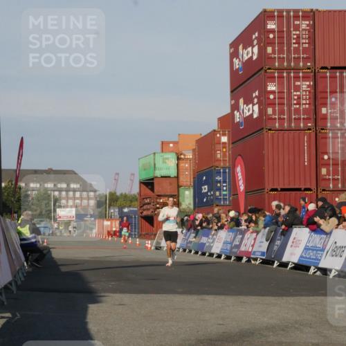 03.10.2025 - Köhlbrandbrückenlauf Matties Gatica Varas http://msf.ph/oto/9163902 03.10.2025 09:48:11 Ziel 3209 meine-sportfotos.de