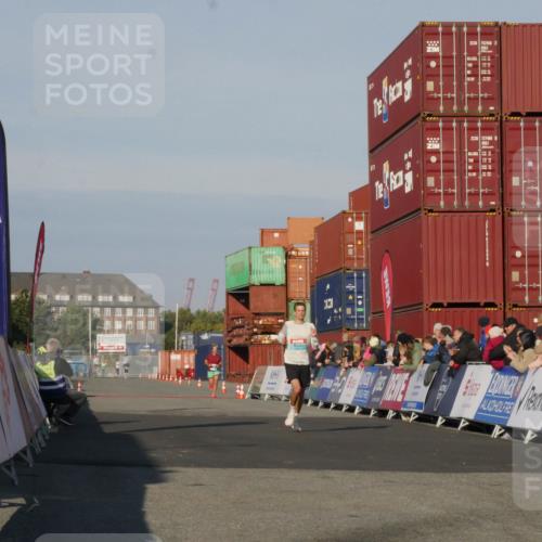 03.10.2025 - Köhlbrandbrückenlauf Matties Gatica Varas http://msf.ph/oto/9163906 03.10.2025 09:48:12 Ziel 3209 meine-sportfotos.de