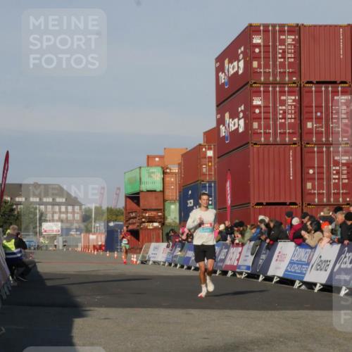 03.10.2025 - Köhlbrandbrückenlauf Matties Gatica Varas http://msf.ph/oto/9163911 03.10.2025 09:48:14 Ziel 3209 meine-sportfotos.de