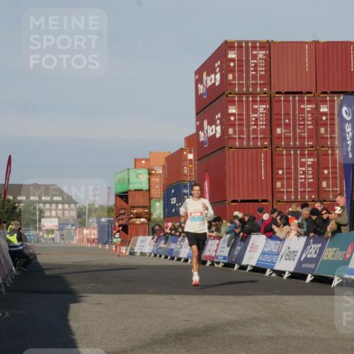 03.10.2025 - Köhlbrandbrückenlauf Matties Gatica Varas http://msf.ph/oto/9163913 03.10.2025 09:48:14 Ziel 3209 meine-sportfotos.de