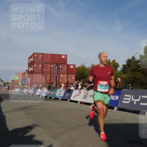 03.10.2025 - Köhlbrandbrückenlauf Matties Gatica Varas http://msf.ph/oto/9163946 03.10.2025 09:48:27 Ziel 2968 meine-sportfotos.de