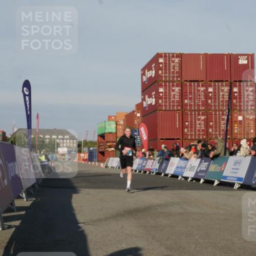 03.10.2025 - Köhlbrandbrückenlauf Matties Gatica Varas http://msf.ph/oto/9163960 03.10.2025 09:48:51 Ziel 3127 meine-sportfotos.de