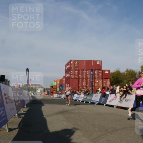 03.10.2025 - Köhlbrandbrückenlauf Matties Gatica Varas http://msf.ph/oto/9163985 03.10.2025 09:49:30 Ziel 1022, 3203 meine-sportfotos.de