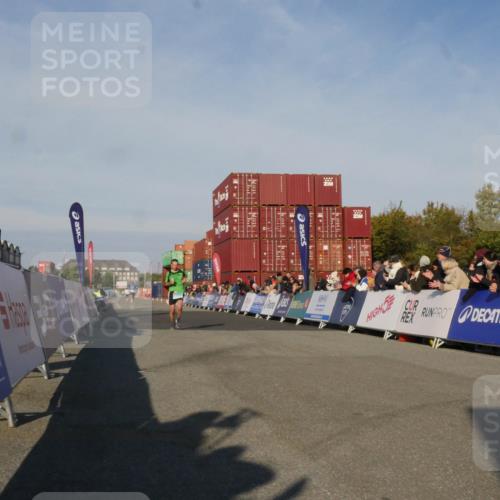 03.10.2025 - Köhlbrandbrückenlauf Matties Gatica Varas http://msf.ph/oto/9163999 03.10.2025 09:49:43 Ziel 2700 meine-sportfotos.de