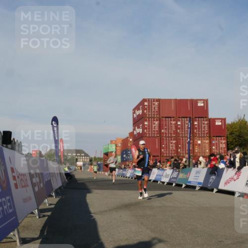 03.10.2025 - Köhlbrandbrückenlauf Matties Gatica Varas http://msf.ph/oto/9164056 03.10.2025 09:50:25 Ziel 1174, 2702, 3463 meine-sportfotos.de
