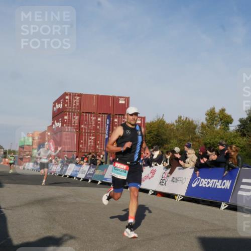 03.10.2025 - Köhlbrandbrückenlauf Matties Gatica Varas http://msf.ph/oto/9164062 03.10.2025 09:50:27 Ziel 1174, 2702, 3463 meine-sportfotos.de