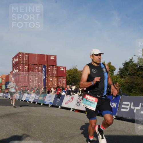 03.10.2025 - Köhlbrandbrückenlauf Matties Gatica Varas http://msf.ph/oto/9164064 03.10.2025 09:50:27 Ziel 1174, 2702, 3463 meine-sportfotos.de