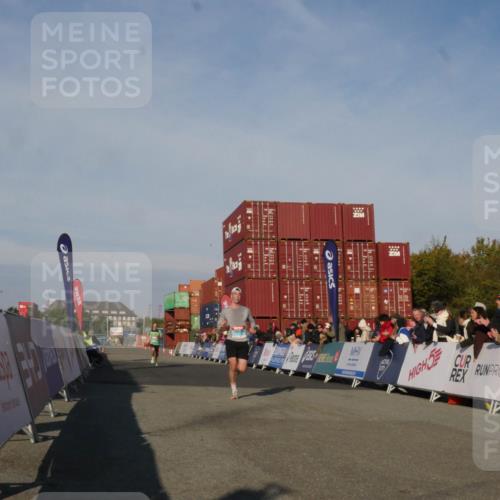 03.10.2025 - Köhlbrandbrückenlauf Matties Gatica Varas http://msf.ph/oto/9164066 03.10.2025 09:50:28 Ziel 1174, 2702, 3463 meine-sportfotos.de