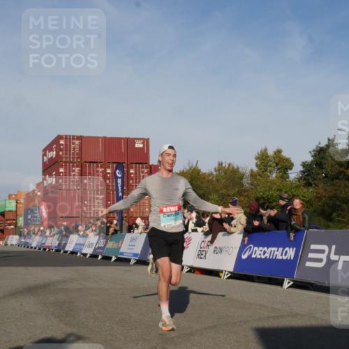 03.10.2025 - Köhlbrandbrückenlauf Matties Gatica Varas http://msf.ph/oto/9164073 03.10.2025 09:50:30 Ziel 1174, 2702, 3463 meine-sportfotos.de