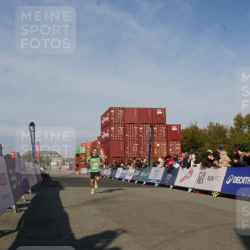 03.10.2025 - Köhlbrandbrückenlauf Matties Gatica Varas http://msf.ph/oto/9164082 03.10.2025 09:50:33 Ziel 2702 meine-sportfotos.de