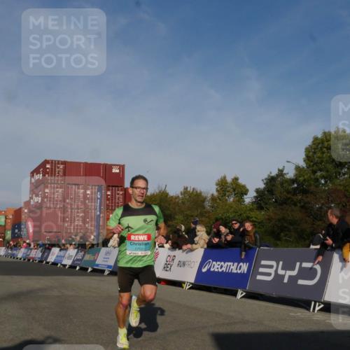 03.10.2025 - Köhlbrandbrückenlauf Matties Gatica Varas http://msf.ph/oto/9164090 03.10.2025 09:50:35 Ziel 2702 meine-sportfotos.de