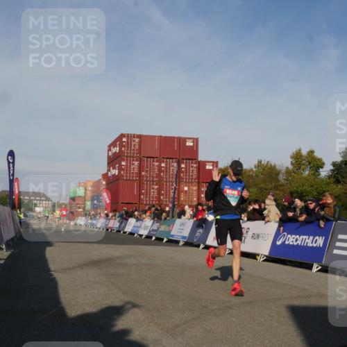 03.10.2025 - Köhlbrandbrückenlauf Matties Gatica Varas http://msf.ph/oto/9164113 03.10.2025 09:50:51 Ziel 1011, 1044, 2701 meine-sportfotos.de