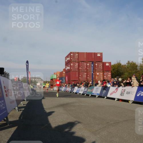 03.10.2025 - Köhlbrandbrückenlauf Matties Gatica Varas http://msf.ph/oto/9164117 03.10.2025 09:50:54 Ziel 1007, 1011, 1044, 2701 meine-sportfotos.de