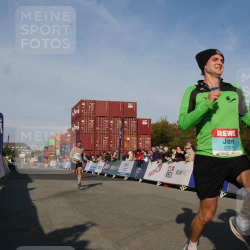 03.10.2025 - Köhlbrandbrückenlauf Matties Gatica Varas http://msf.ph/oto/9164143 03.10.2025 09:51:01 Ziel 1007, 1017, 1044, 2701, 3153 meine-sportfotos.de