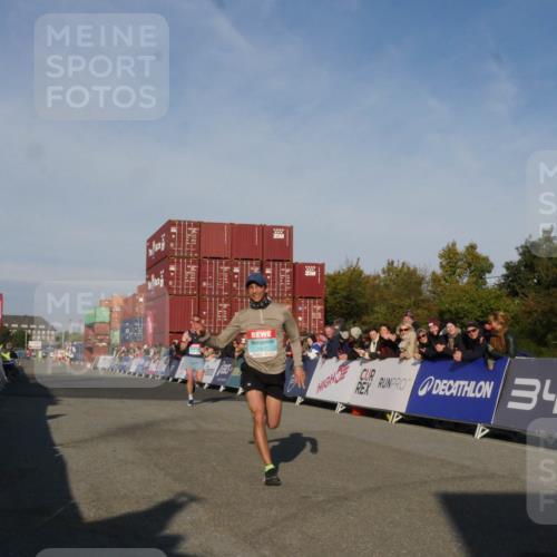 03.10.2025 - Köhlbrandbrückenlauf Matties Gatica Varas http://msf.ph/oto/9164147 03.10.2025 09:51:02 Ziel 1007, 1017, 1044, 2701, 3153 meine-sportfotos.de