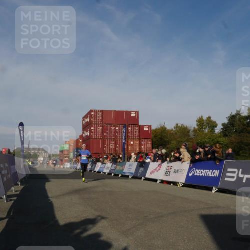 03.10.2025 - Köhlbrandbrückenlauf Matties Gatica Varas http://msf.ph/oto/9164239 03.10.2025 09:51:37 Ziel 1034, 1057 meine-sportfotos.de