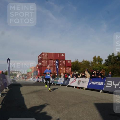03.10.2025 - Köhlbrandbrückenlauf Matties Gatica Varas http://msf.ph/oto/9164243 03.10.2025 09:51:38 Ziel 1034, 1057 meine-sportfotos.de