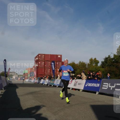 03.10.2025 - Köhlbrandbrückenlauf Matties Gatica Varas http://msf.ph/oto/9164246 03.10.2025 09:51:39 Ziel 1034, 1057 meine-sportfotos.de