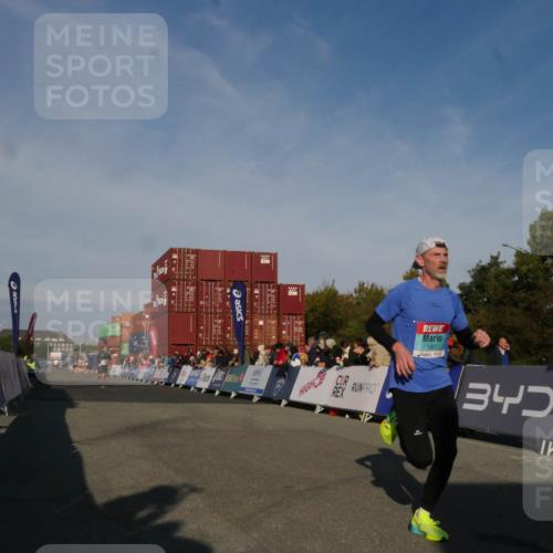 03.10.2025 - Köhlbrandbrückenlauf Matties Gatica Varas http://msf.ph/oto/9164248 03.10.2025 09:51:39 Ziel 1034, 1057 meine-sportfotos.de