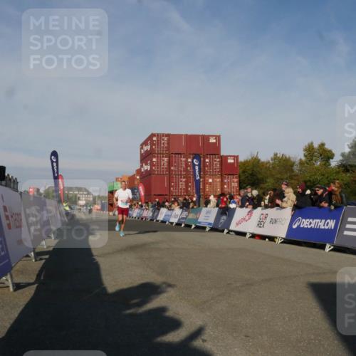 03.10.2025 - Köhlbrandbrückenlauf Matties Gatica Varas http://msf.ph/oto/9164294 03.10.2025 09:52:00 Ziel 1187, 3086, 3756, 3809 meine-sportfotos.de
