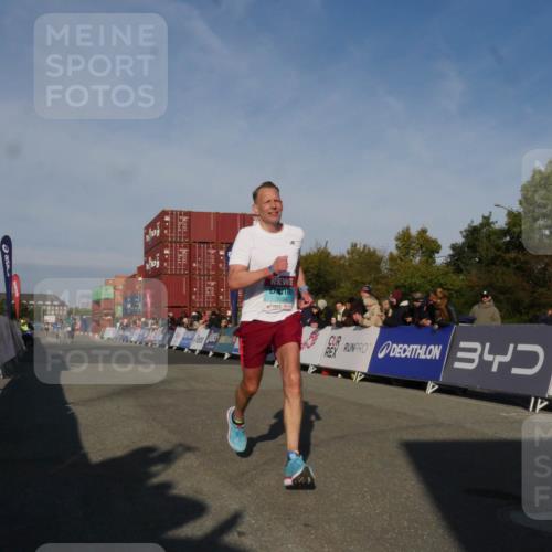 03.10.2025 - Köhlbrandbrückenlauf Matties Gatica Varas http://msf.ph/oto/9164303 03.10.2025 09:52:02 Ziel 1187, 3086, 3756 meine-sportfotos.de