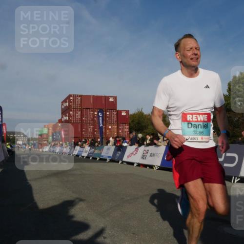 03.10.2025 - Köhlbrandbrückenlauf Matties Gatica Varas http://msf.ph/oto/9164305 03.10.2025 09:52:03 Ziel 1026, 1187, 3086, 3756 meine-sportfotos.de