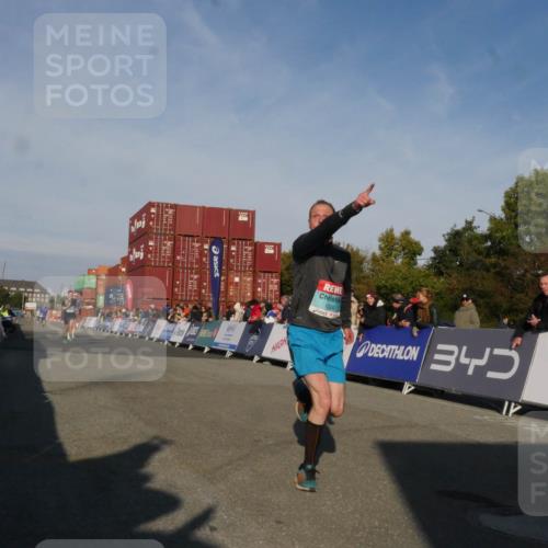 03.10.2025 - Köhlbrandbrückenlauf Matties Gatica Varas http://msf.ph/oto/9164332 03.10.2025 09:52:13 Ziel 1026, 2722, 3248 meine-sportfotos.de