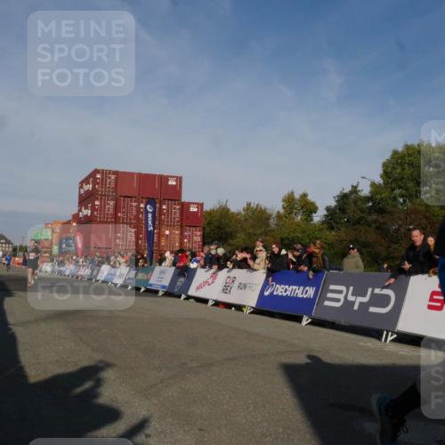 03.10.2025 - Köhlbrandbrückenlauf Matties Gatica Varas http://msf.ph/oto/9164334 03.10.2025 09:52:13 Ziel 1026, 2722, 3248 meine-sportfotos.de